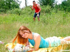 Blondinka, Fafanje, Poljubljanje, Lizanje, Zunaj, Obrito, Najstnice, Joške