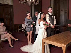 Asiatisch, Braut, Braunhaarige, Betrug, Europäisch, Lingerie, Öffentlich