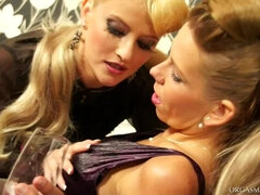 Oblečené, Fetiš, Líbání, Lesbické, Výprask, Kalhotky, Punčochy, Vibrátor