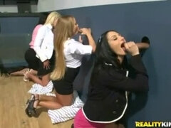 Blondine, Gruppe, Handjob, Orgie, Realität, Rotschopf, Sohn, Titten