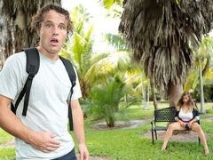 Stor rumpe, Kukk suging, Fersket, Bakfra, Runke, Onani, Milf, Utendørs