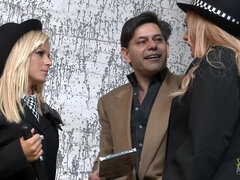 Velik kurac, Blondinka, Fafanje, Pete, Milf, Mama, Trojček, V uniformi