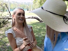 Blondine, Dildo, Indsættelse, Lesbisk, Mor jeg gerne vil kneppe, Udendørs, Nederdel, Bryster