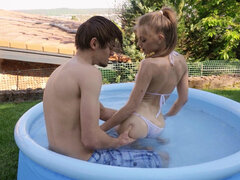 Americké, Bikini, Blondýna, Kuřba, Péro, Drobounká, Bazén, Vlhká