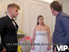 Gros seins, Mariée, Brunette brune, Cocu, Monstre, Naturelle, Seins naturels, Jarretelles