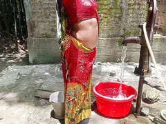 Bhabhi Took a Video While Taking a Bath