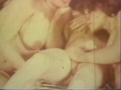 Amateur, Gros cul, Sucer une bite, Brunette brune, Poilue, Plan cul à trois, Rétro ancien