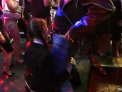 Blondine, Blasen, Bekleidet, Puppe, Lecken, Masturbation, Swingers, Nass