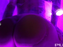 Velké kozy, Blondýna, Milf žcbp, Tetování, Svádění