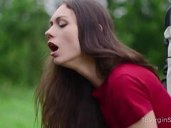 Sucer une bite, Brunette brune, En levrette, Branlette thaïlandaise, Hard, De plein air, Adolescente, Vierge