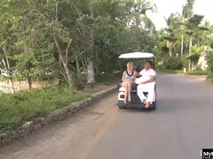 Brunette brune, Plantureuse, Gorge profonde, Queue, Branlette thaïlandaise, Hd, Orgasme, De plein air