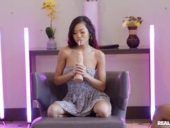 Lízaní zadků, Blondýna, Nohy, Podpatky, Piercing, Stříkání, Hračky, Vlhká