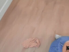 Velké péro, Velké kozy, Brunetka, Dávení penisem, Na obličej, Honění, Hd, Tetování