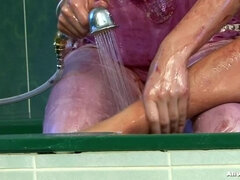 Amatéři, Velké kozy, Blondýna, Nahé, Sprcha, Softcore, Kozičky, Vlhká