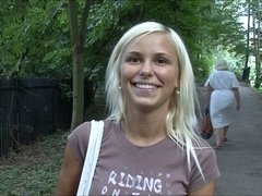 Amatør, Blondine, Pik sutte, Tjekke, Give finger, Penge, Udendørs, Teenager