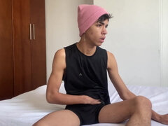 Colombian boy and vergon has a great erection and takes out his hot milk