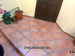 Law4k. des attrapent une pute dans le parc et lui font payer une dette avec une chatte