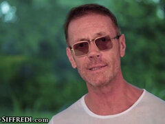 Grosse titten, Braunhaarige, Vollbusig, Gesichtssitzen, Absätze, Lesbisch, Party, Weibliche ejakulation