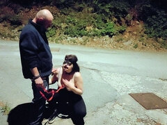 Enthousiasteling, Pijpbeurt, Gebondenheid, Sperma in mond, Rijpe lesbienne, Buiten