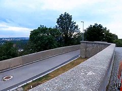 Une fille bien roulée pour de l'argent se fait bien clouer devant son père