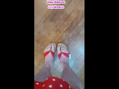 Nv Shows off Her Sexy Feet in Red Flip Flops
