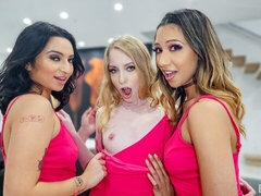 Gros cul, Grosse bite, En levrette, Le plan cul à quatre, Seins naturels, Orgie, Adolescente, Nénés