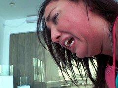 Tette grandi, Brunetta, Dominazione femminile, Lesbica, Grezzo, Urlando, Dildo indossabile, Tette