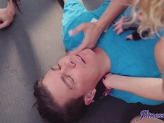 Tetas grandes, Corridas, Estilo perrito, Ffm, Penetracion con dedos, Gimnasio, Sexo duro, Tetas