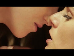 Brunetka, Prstění, Džíny, Líbání, Lesbické, Bradavky, Kalhotky, Pička