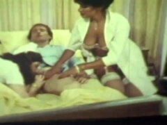 Gros seins, Sucer une bite, Éjaculer dans la bouche, Poilue, Mère que j'aimerais baiser, Rétro, Plan cul à trois, Rétro ancien