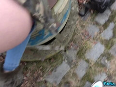 Peníze, Venku, Na veřejnosti