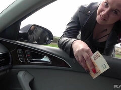 Grote lul, Pijpbeurt, Auto, Handbeurt, Masturbatie, Geld, Buiten, Roodharige vrouw