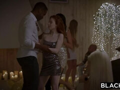 Κώλος, Στόμα στον κώλο, Μαύρος, Πίπα, Πούτσος, Σε στάση σκύλου στα τέσσερα, Φυσικά βυζιά, Τρίο