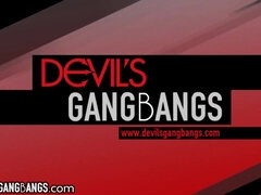 Tussi, Grosser arsch, Grosse titten, Doppelpenetration, Schwarz, Gruppensex, Lingerie, Tätowierung