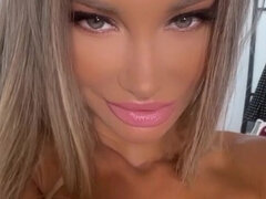 Krásky, V zákulisí, Velké kozy, Blondýna, Piercing, Sólo, Tetování