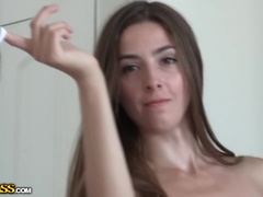 Brunetka, Výprask, Spodní prádlo, Piercing, Na veřejnosti