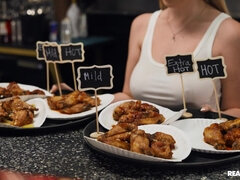 Velike joške, Blondinka, Rjavolaska, Varanje, Pete, Lezbijke, Lizanje, Muco