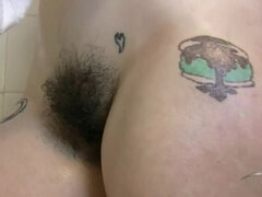 Grote mammen, Bruinharig, Vrouw, Harig, Hd, Douche, Alleen, Tatoeage