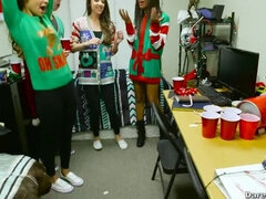 Μελαχροινή, Μαύρος, Πάρτυ, Πίρσινγκ, Ξυρισμένη, Κοκκαλιάρης, Καταπίνω, Έφηβος