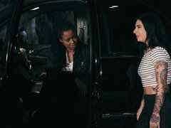 69, Noire, Brunette brune, Embrassement, Léchez, De plein air, Chatte, Nénés