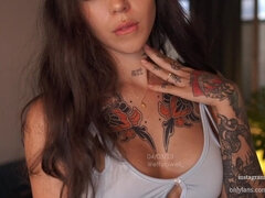 Amador amadora, Bundão, Peitos grandes, Latina, Solo chão, Tatuagem