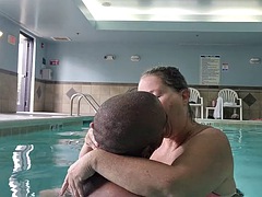 Pauzão, Biquine, Negroa, Casal, Ébano negroa, Beijar, Mãe gostosa, Piscina