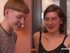 Heißer Strap-On Sex mit Emma und Amanita - German brunette amateur lesbians