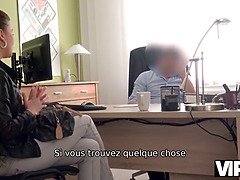 Vip4k. glorious chick fait une pipe et se fait prendre au bureau de prêt