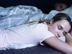 Blondine, Pik sutte, Hundestilling, Håndjob, Slikning, Barberet, Teenager, Bryster