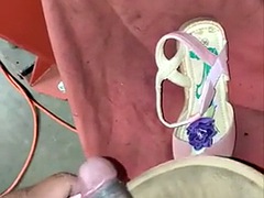 A mechanic found pretty EUROS pink leather flower sandals