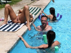 Stora tuttar, Fetisch, Fingering, Handjobb, Hd, Utomhus, Pool, Rakad