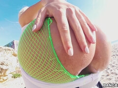 Røv, Strand, Stor røv, Blondine, Nylonstrømper, Offentlig, Solo, Pirring