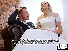 La coppia sposata decide di vendere la figa della sposa a buon prezzo