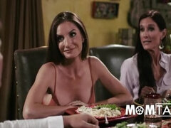 Tetas grandes, Mamada, Familia, Madres para coger, Mamá, Sorpresa, Tabú, Trio